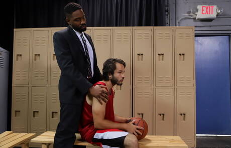 Niegrzeczni chłopcy Dante Drackis, Lawrence Portland i Steven Roman w twardym międzyrasowym trójkącie pod prysznicem