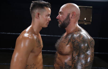 Bär Jason Collins und der attraktive Amerikaner Nic Sahara in einer heißen Homosexuellenszene