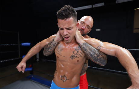 Bär Jason Collins und der attraktive Amerikaner Nic Sahara in einer heißen Homosexuellenszene