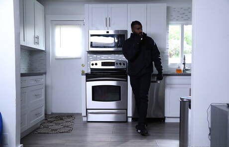 Der puerto-ricanische Hengst Rikk York und der schwarze harte Kerl Aaron Trainer haben unter der Dusche Liebe zwischen verschiedenen Rassen