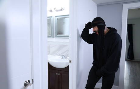 Der puerto-ricanische Hengst Rikk York und der schwarze harte Kerl Aaron Trainer haben unter der Dusche Liebe zwischen verschiedenen Rassen