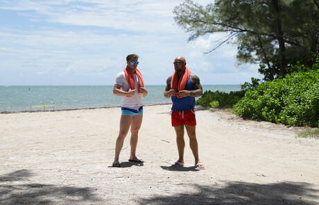 Niegrzeczni faceci Devin Trez, Jason Collins i Michael Boston w gorącym międzyrasowym trójkącie analnym na plaży Niegrzeczni faceci Devin Trez, Jason Collins i Michael Boston w gorącym międzyrasowym trójkącie analnym na plaży