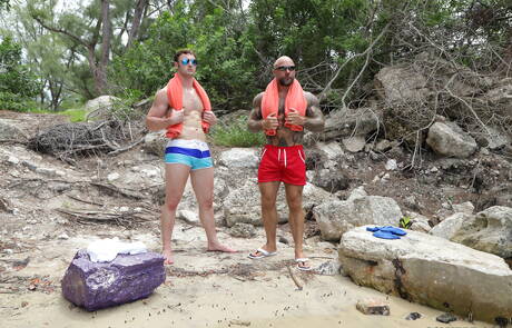 Niegrzeczni faceci Devin Trez, Jason Collins i Michael Boston w gorącym międzyrasowym trójkącie analnym na plaży Niegrzeczni faceci Devin Trez, Jason Collins i Michael Boston w gorącym międzyrasowym trójkącie analnym na plaży