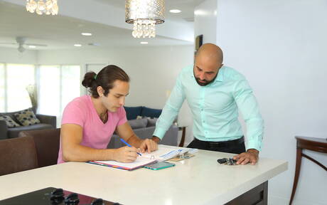 Zwei amerikanische Typen, der heiße Bär Atlas Grant und der haarige Hengst Dante Drackis, haben heißen Analsex im Badezimmer