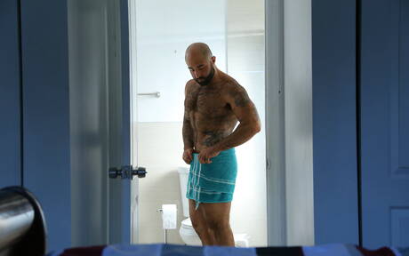 Zwei amerikanische Typen, der heiße Bär Atlas Grant und der haarige Hengst Dante Drackis, haben heißen Analsex im Badezimmer