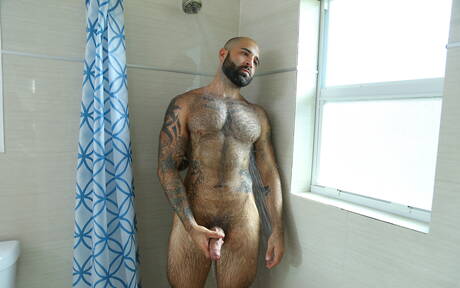 Zwei amerikanische Typen, der heiße Bär Atlas Grant und der haarige Hengst Dante Drackis, haben heißen Analsex im Badezimmer