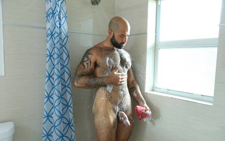 Zwei amerikanische Typen, der heiße Bär Atlas Grant und der haarige Hengst Dante Drackis, haben heißen Analsex im Badezimmer