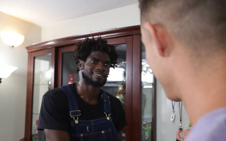 두 명의 미국인이 건장한 체격의 데빈 트레즈와 스터드 닉 사하라를 뜨거운 인종간 엉덩이 섹스 장면으로 묘사