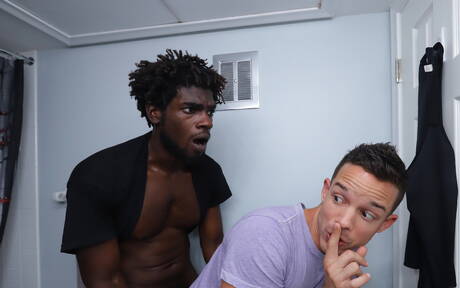 Zwei amerikanische Kerle, der gut gebaute Devin Trez und der Hengst Nic Sahara, in heißer interracialer Arschfick-Action