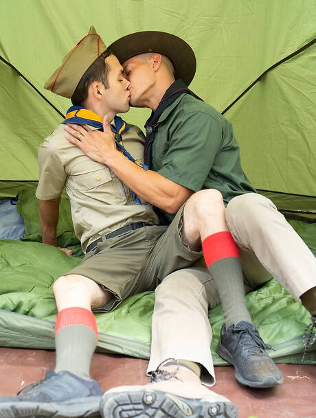 2人のアメリカ人の少年の力持ちジャックス・ティリオと若い男マーカス・リバーズが屋外で熱い同性愛行為をする