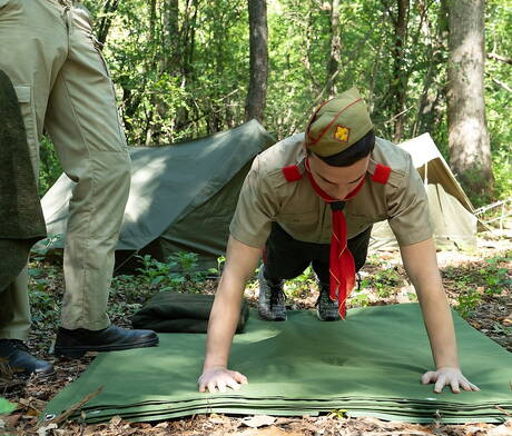素敵なアメリカ人の仲間のタフガイ、ルグラン・ウルフとトゥインクのトロイ・ジェイコブスが屋外でアナルセックスをする