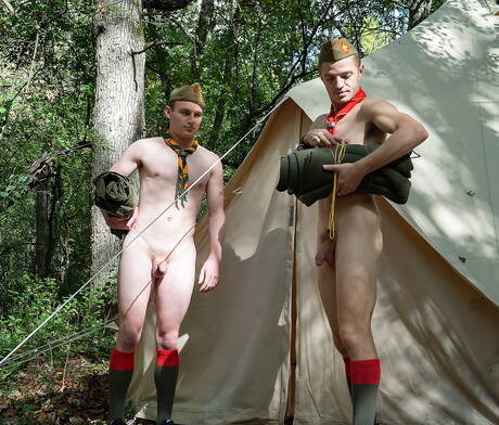 Pretty american boys pretty boy Tom Bentley and twink Eric Charming drilling an ass outside