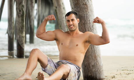 Der harte Kerl Randy und der attraktive Amerikaner Parker Nash bohren am Strand einen Arsch