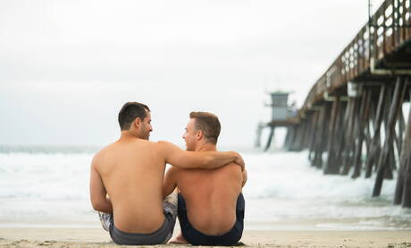 Der harte Kerl Randy und der attraktive Amerikaner Parker Nash bohren am Strand einen Arsch