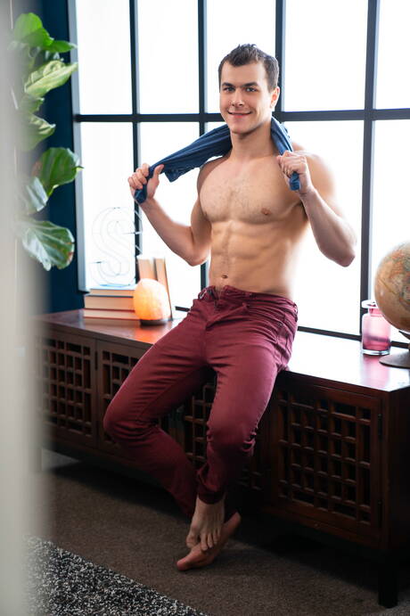 Der attraktive Robbie und der harte Kerl Mitch lutschen und vögeln sich draußen gegenseitig