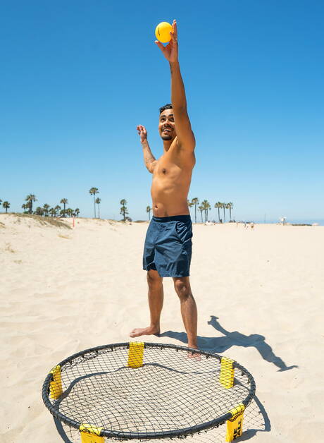 Der harte Latino-Typ Ricky Donovan und der kräftige Archie ficken nach dem Blowjob im Freien