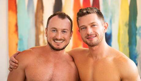 Der muskulöse Amerikaner Johnny Donovan und Brayden haben heißen Analsex im Freien