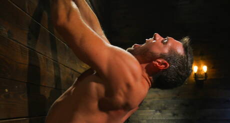 アメリカ人の筋肉質なアレックス・メカムがボンデージポルノに出演