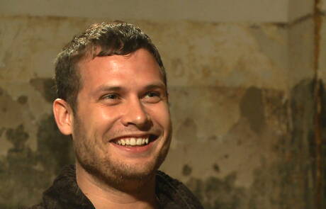 Amerikaanse husky-man Hayden Richards vastgebonden