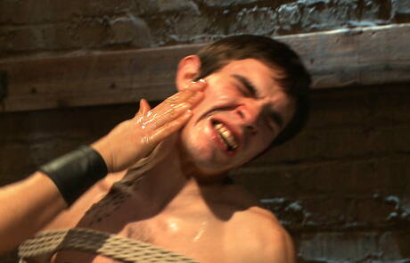 Beefcake Dylan Deap è duramente legato