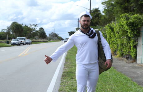 두 명의 미국 소년, 브루스 베컴과 보디빌더 데릭 볼트가 뜨거운 샤워를 한 후 엉덩이를 섹스하는 모습