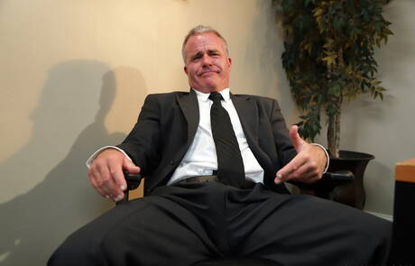 Sexy Amerikaner, der heiße Bär Dale Savage und der Otter Jacob Peterson ficken nach dem Schwanzlutschen