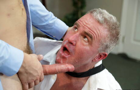 Sexy Amerikaner, der heiße Bär Dale Savage und der Otter Jacob Peterson ficken nach dem Schwanzlutschen