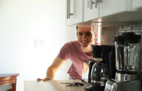 Die geilen Typen Atlas Grant, Cameron Basinger und Sir Jet beim harten Dreiersex in der Küche