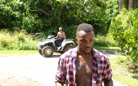 Nette amerikanische Jungs, der heiße Bär Atlas Grant und der bullige Pheonix Fellington beim Analsex im Freien