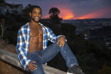 Superstudent Landon i superstudent Angelo uprawiają dobry międzyrasowy seks analny na zewnątrz