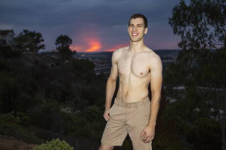 Superstudent Landon i superstudent Angelo uprawiają dobry międzyrasowy seks analny na zewnątrz