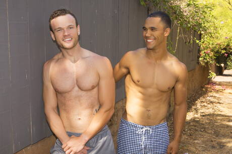 Hengst Sean und der schwarze Muskelprotz Atticus Hendricks bei heißer Arschfick-Action im Freien