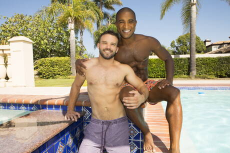 美しい仲間のランドンとゴージャスな男のジャクソンは、プールで異人種間のフェラチオをした後に尻をファックします