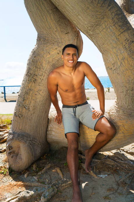 Der schwarze Adonis Jae Tyler zieht sich aus und zeigt seinen Hintern am Strand