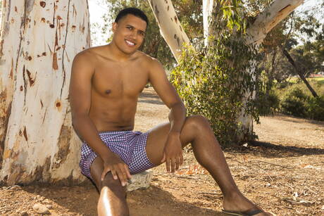 Der starke Mann Daniel und der Superhengst Jae Tyler in Schwarz auf Weiß lieben es im Freien