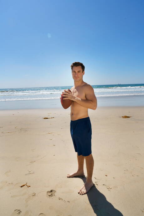 Lo stallone Giovanni si spoglia e mostra il suo culo in spiaggia