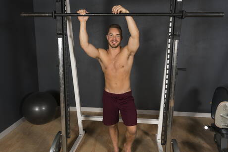 Der amerikanische harte Kerl Parker Nash zieht sich aus und zeigt seinen heißen Hintern