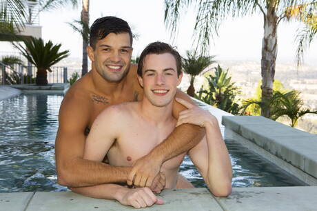 Der muskulöse Amerikaner Brysen und der Superhengst Wagner haben guten Sex im Pool