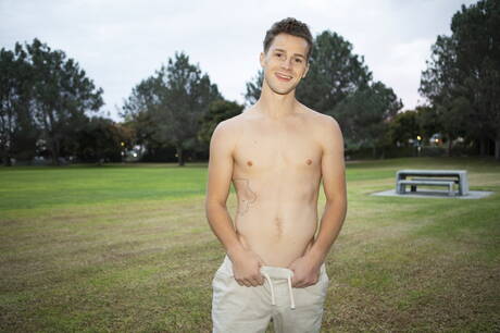 Le dur à cuire Robbie et le beau gosse Jaymus baisent le cul après une pipe en extérieur