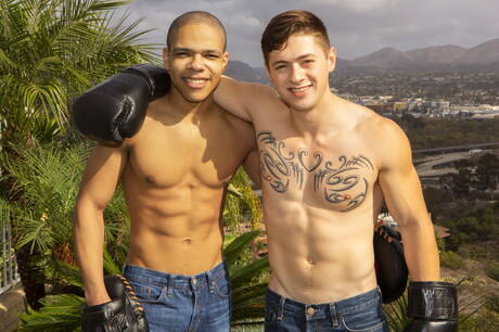 Przystojny Lane i superogier Aaron Jackson uprawiają międzyrasowy seks analny na świeżym powietrzu