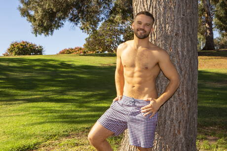 Amerykański przystojniak Brysen i siłacz Jackson ruchają się w dupę po ssaniu kutasa na zewnątrz