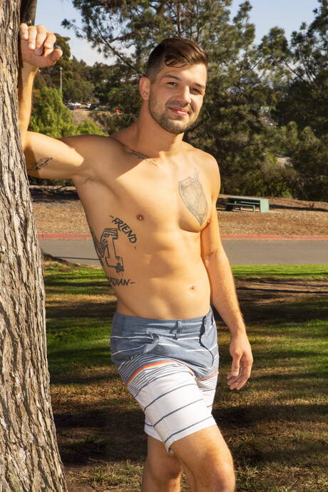 Amerykański przystojniak Brysen i siłacz Jackson ruchają się w dupę po ssaniu kutasa na zewnątrz