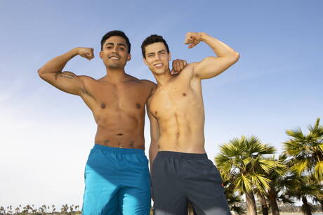 Der rumänische Schönling Kaleb Stryker und der amerikanische Muskelprotz Ricky Donovan bei heißer Arschfick-Action draußen