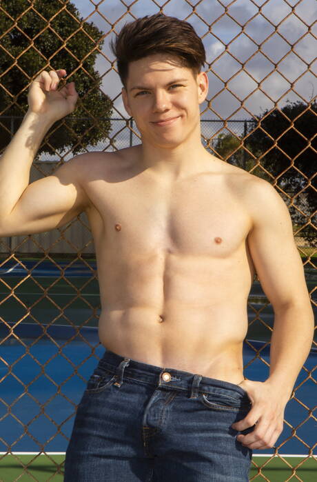 Mięśniak Kieran i amerykański mięśniak Riley Chaux uprawiają dobry seks w basenie