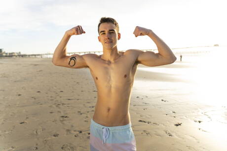 Le super étalon Will montre un corps parfait sur la plage