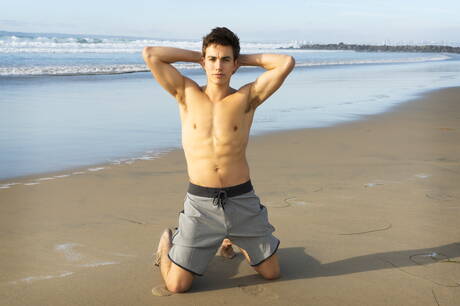 Hunk Ilan shows a beautiful body on the beach