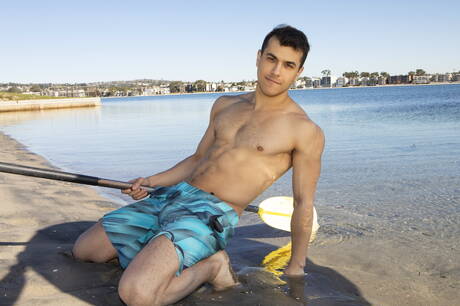 Le super étalon Archie et le beau mec Mitch ont des relations sexuelles torrides sur la plage