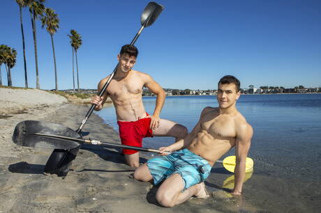 Le super étalon Archie et le beau mec Mitch ont des relations sexuelles torrides sur la plage