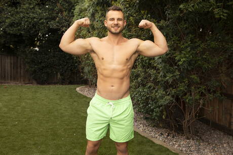 Amerykański superogier Johnny Donovan i ogier Josh obciągają i ruchają się nawzajem na zewnątrz