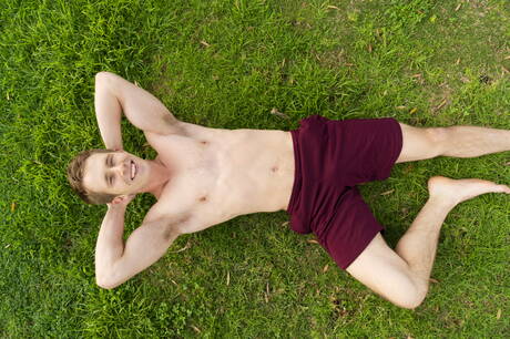 Muskularny Homer rozbiera się i pokazuje ładny tyłek na zewnątrz